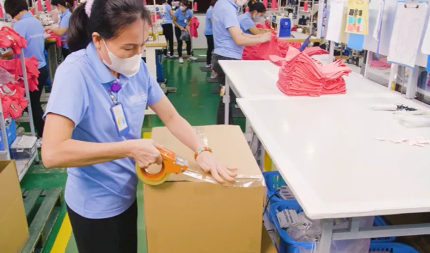 Thin unreinforced mailers on a warehouse conveyor belt