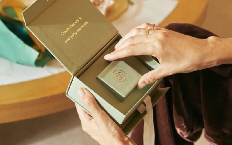 A generic foam insert leaving a wide gap around a piece of jewelry