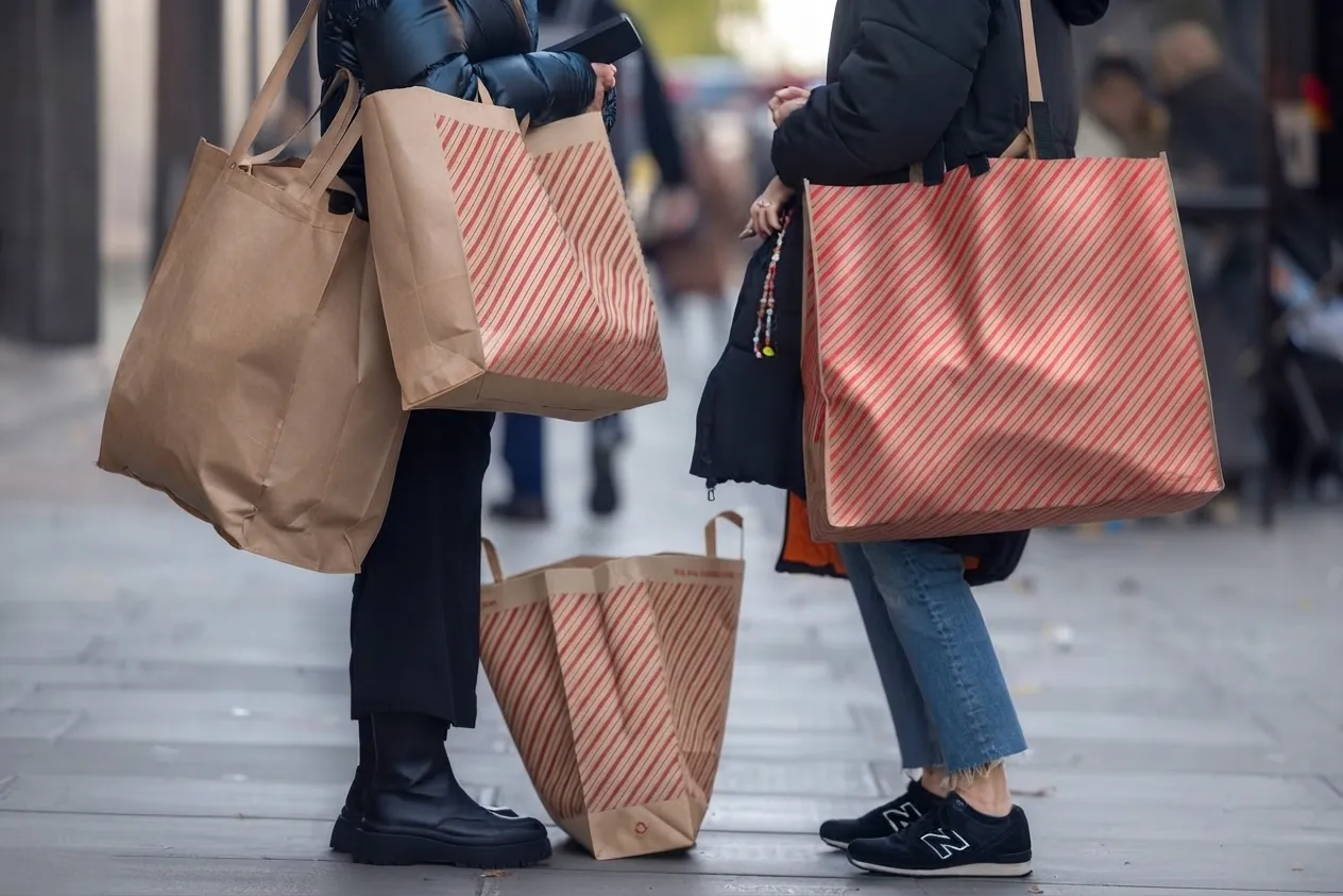 Paper shopping bags — retail & fashion
